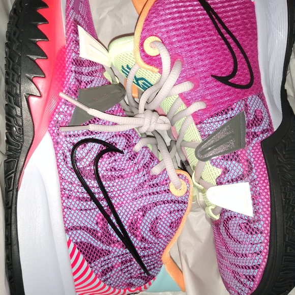 BRAND NEW KYRIE VII - Picture 4 of 10